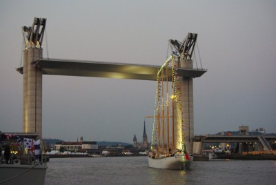 Le Santa Maria passant sous le pont Flaubert